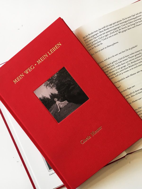 Rotes, handgebundenes Buch mit einer persönlichen Lebensgeschichte